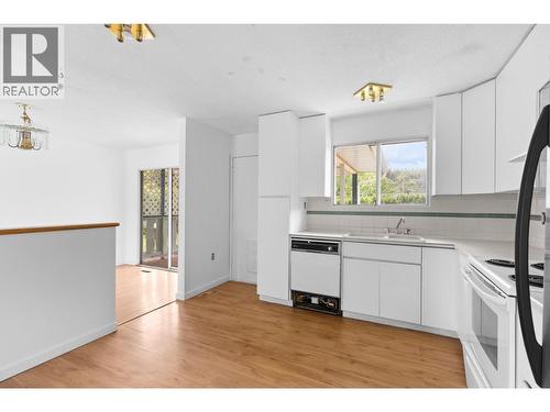 2877 Springfield Road, Kelowna, BC - Indoor Photo Showing Kitchen