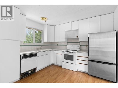 2877 Springfield Road, Kelowna, BC - Indoor Photo Showing Kitchen