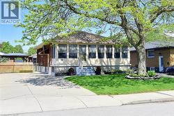10 ALDERNEY Avenue  Hamilton, ON L9A 2A5