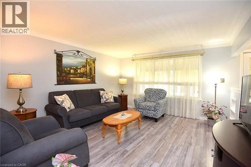 10 Alderney Avenue, Hamilton, ON - Indoor Photo Showing Living Room