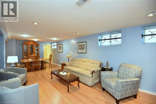 10 Alderney Avenue, Hamilton, ON - Indoor Photo Showing Living Room
