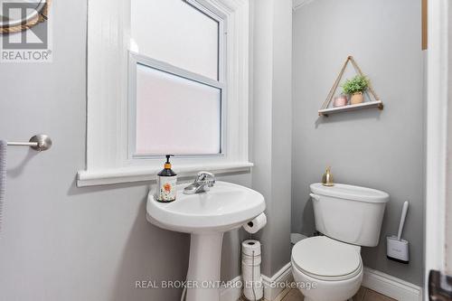 30 Dundas Street, Brantford, ON - Indoor Photo Showing Bathroom