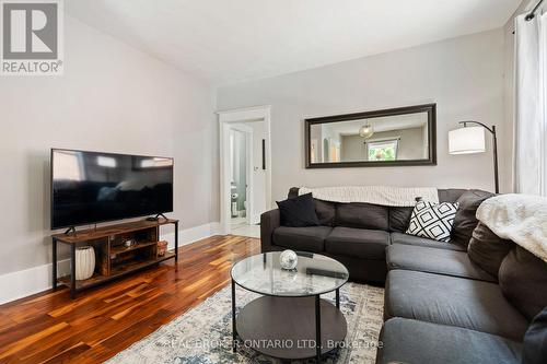 30 Dundas Street, Brantford, ON - Indoor Photo Showing Living Room