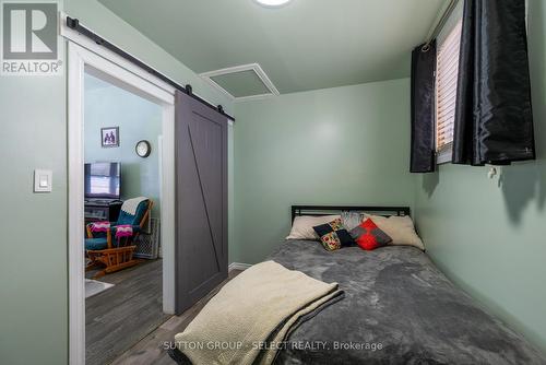 582 Hill Street, London East (East K), ON - Indoor Photo Showing Bedroom