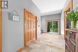 Spacious foyer - 