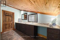 Full bath on the 2nd level - 