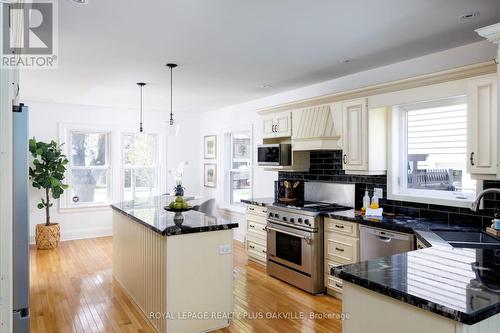 373 Rossmore Boulevard, Burlington, ON - Indoor Photo Showing Kitchen With Double Sink With Upgraded Kitchen