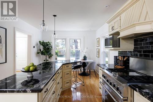 373 Rossmore Boulevard, Burlington, ON - Indoor Photo Showing Kitchen With Upgraded Kitchen