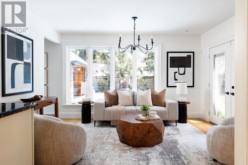 373 Rossmore Boulevard, Burlington, ON - Indoor Photo Showing Living Room