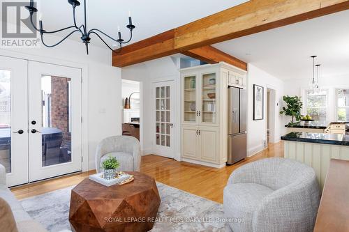 373 Rossmore Boulevard, Burlington, ON - Indoor Photo Showing Living Room