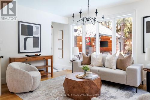373 Rossmore Boulevard, Burlington, ON - Indoor Photo Showing Living Room