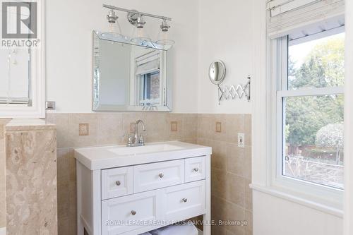 373 Rossmore Boulevard, Burlington, ON - Indoor Photo Showing Bathroom