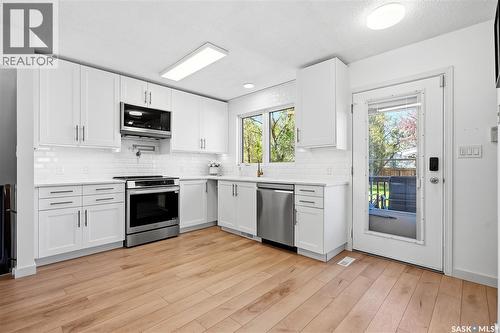 28 Malta Crescent, Saskatoon, SK - Indoor Photo Showing Kitchen With Stainless Steel Kitchen With Upgraded Kitchen