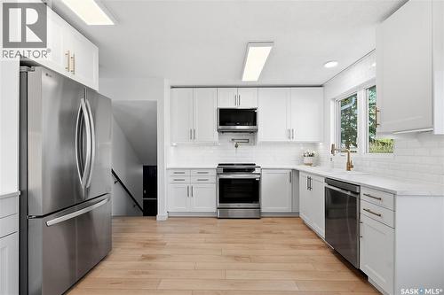 28 Malta Crescent, Saskatoon, SK - Indoor Photo Showing Kitchen With Stainless Steel Kitchen With Upgraded Kitchen