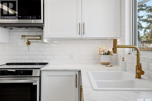 28 Malta Crescent, Saskatoon, SK - Indoor Photo Showing Kitchen With Double Sink With Upgraded Kitchen