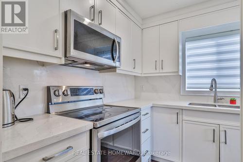 20 Masters Drive, Barrie, ON - Indoor Photo Showing Kitchen