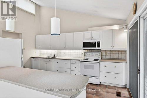 100 Frontenac Crescent, Deep River, ON - Indoor Photo Showing Kitchen