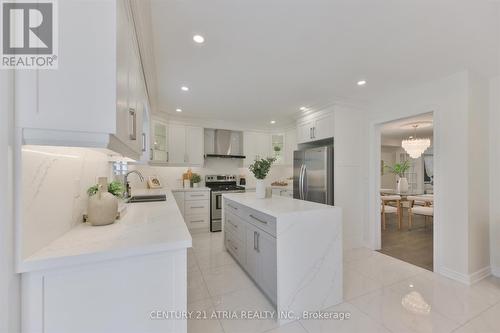 10 Morrison Crescent, Markham, ON - Indoor Photo Showing Kitchen With Double Sink