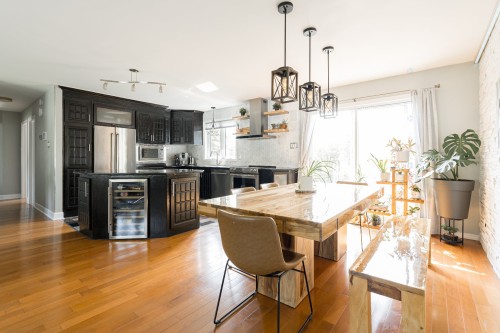 Salle à manger - 330 Boul. Chèvremont, Montréal (L'Île-Bizard/Sainte-Geneviève), QC - Indoor Photo Showing Kitchen With Upgraded Kitchen