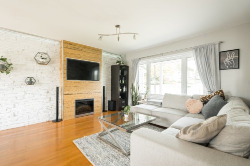Salle familiale - 330 Boul. Chèvremont, Montréal (L'Île-Bizard/Sainte-Geneviève), QC - Indoor Photo Showing Living Room With Fireplace