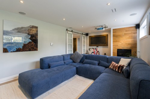 Cinéma maison - 330 Boul. Chèvremont, Montréal (L'Île-Bizard/Sainte-Geneviève), QC - Indoor Photo Showing Living Room With Fireplace