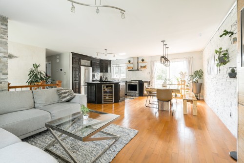 Salle familiale - 330 Boul. Chèvremont, Montréal (L'Île-Bizard/Sainte-Geneviève), QC - Indoor Photo Showing Living Room