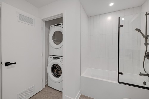 Salle de lavage - 2410-245 Boul. Robert-Bourassa, Montréal (Ville-Marie), QC - Indoor Photo Showing Laundry Room