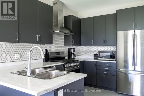 281 Springfield Crescent, Clearview (Stayner), ON - Indoor Photo Showing Kitchen With Double Sink With Upgraded Kitchen