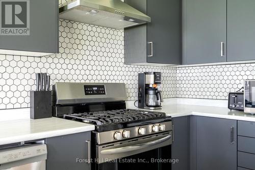 281 Springfield Crescent, Clearview (Stayner), ON - Indoor Photo Showing Kitchen
