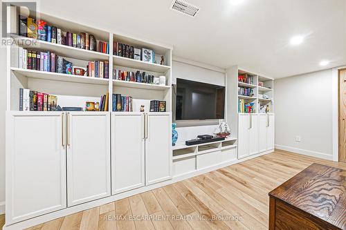 546 Mohawk Road E, Hamilton, ON - Indoor