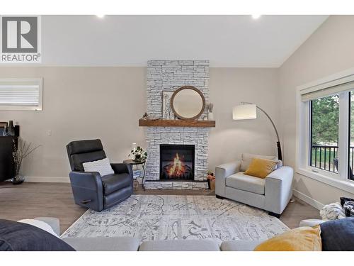 193 Shadow Mountain Boulevard, Cranbrook, BC - Indoor Photo Showing Living Room With Fireplace