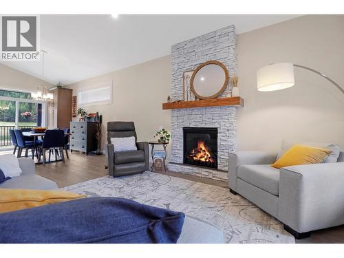 193 Shadow Mountain Boulevard, Cranbrook, BC - Indoor Photo Showing Living Room With Fireplace