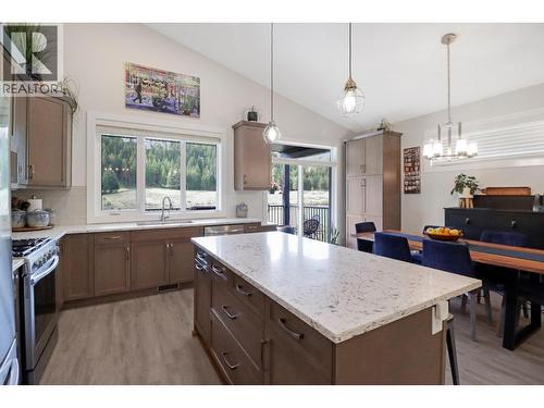 193 Shadow Mountain Boulevard, Cranbrook, BC - Indoor Photo Showing Kitchen With Upgraded Kitchen