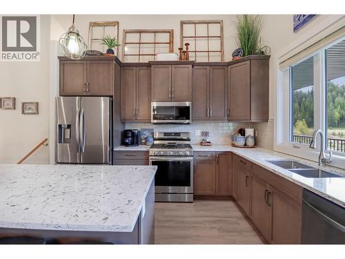 193 Shadow Mountain Boulevard, Cranbrook, BC - Indoor Photo Showing Kitchen With Double Sink