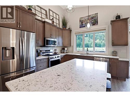 193 Shadow Mountain Boulevard, Cranbrook, BC - Indoor Photo Showing Kitchen With Upgraded Kitchen
