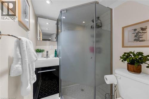 196 Campbell Avenue, Hamilton, ON - Indoor Photo Showing Bathroom