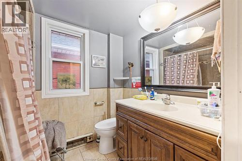 895 Pillette, Windsor, ON - Indoor Photo Showing Bathroom
