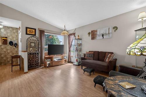 52 William Whiteway Bay, Winnipeg, MB - Indoor Photo Showing Living Room
