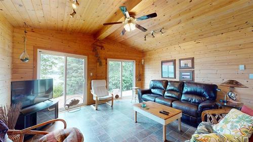 25 Birch Bay, Thomas Lake, MB - Indoor Photo Showing Living Room