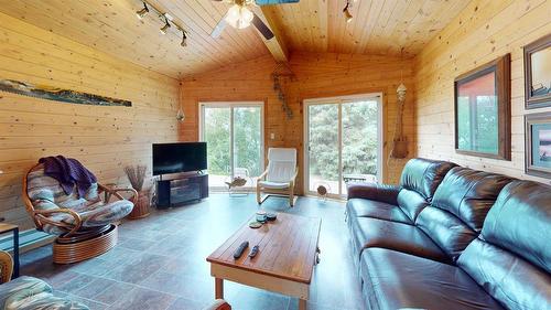 25 Birch Bay, Thomas Lake, MB - Indoor Photo Showing Living Room