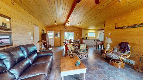 25 Birch Bay, Thomas Lake, MB - Indoor Photo Showing Living Room