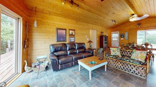 25 Birch Bay, Thomas Lake, MB - Indoor Photo Showing Living Room