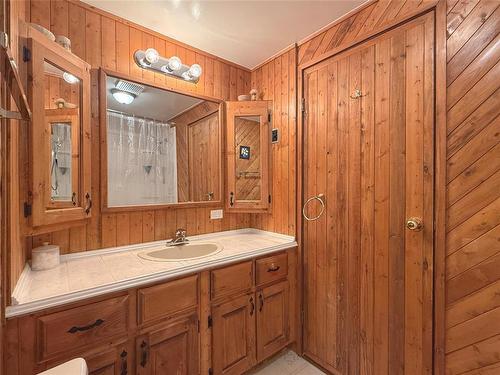 117 Gordon Place, Brandon, MB - Indoor Photo Showing Bathroom