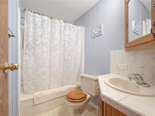 117 Gordon Place, Brandon, MB - Indoor Photo Showing Bathroom