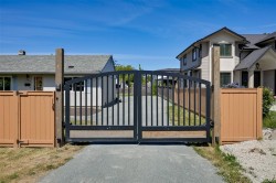 784 Snowdrop Ave Saanich, BC V8Z 2N2
