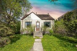 383 St Anne's RD  Winnipeg, MB R2M 3C1