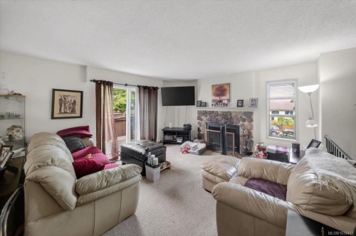 700 Stancombe Rd, Esquimalt, BC - Indoor Photo Showing Living Room With Fireplace
