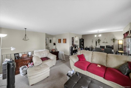 700 Stancombe Rd, Esquimalt, BC - Indoor Photo Showing Living Room