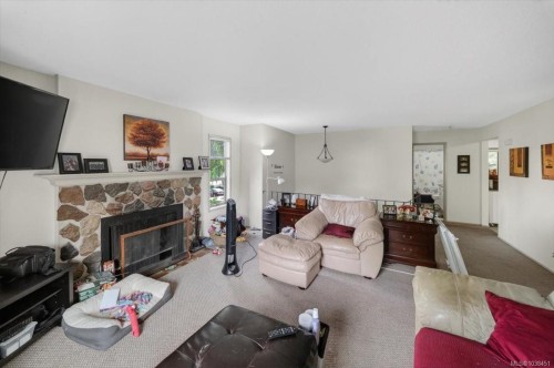 700 Stancombe Rd, Esquimalt, BC - Indoor Photo Showing Living Room With Fireplace