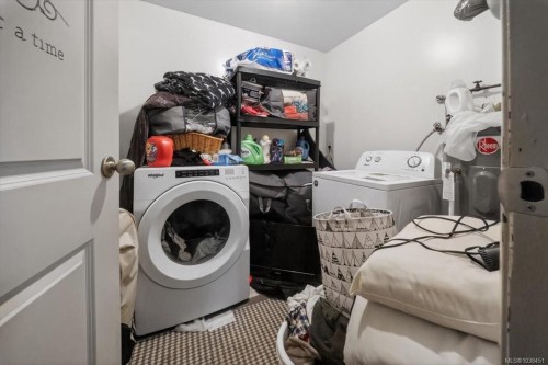 700 Stancombe Rd, Esquimalt, BC - Indoor Photo Showing Laundry Room